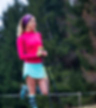 ragazza sportiva vestita di rosa sulla staccionata ammira
