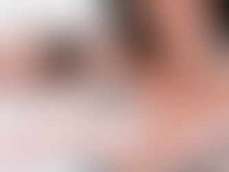 Mujer probando producto cosmético