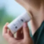 Mujer aplicándose desodorante Balmyou