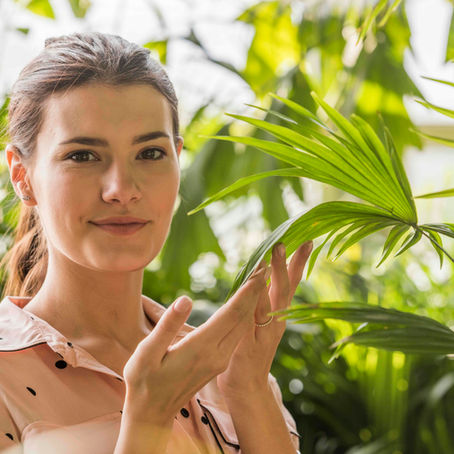 Chica joven con plantas a su alrededor