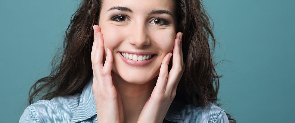 Fotografia de rosto de mulher a sorrir, sorriso branco e brilhante.