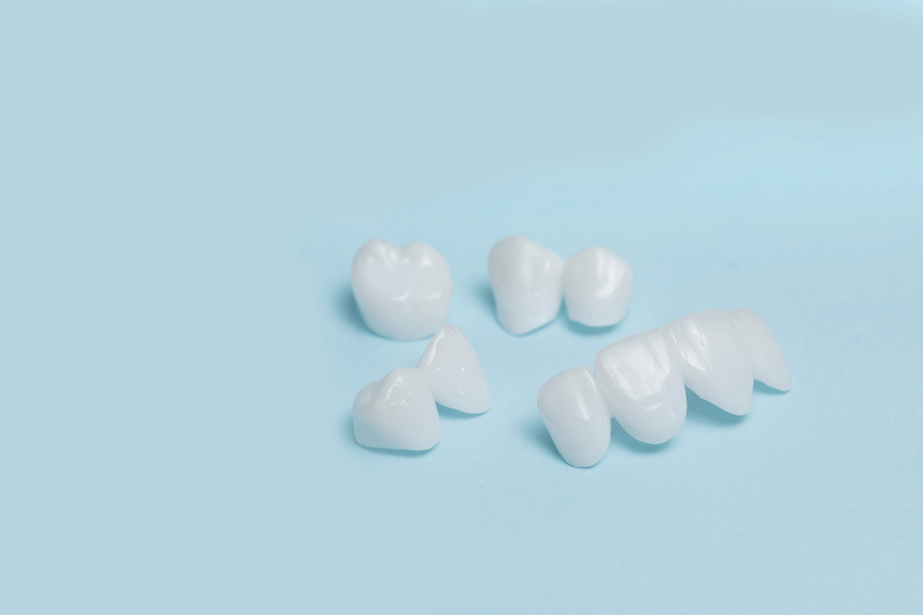 pivôts, implantes e coroas