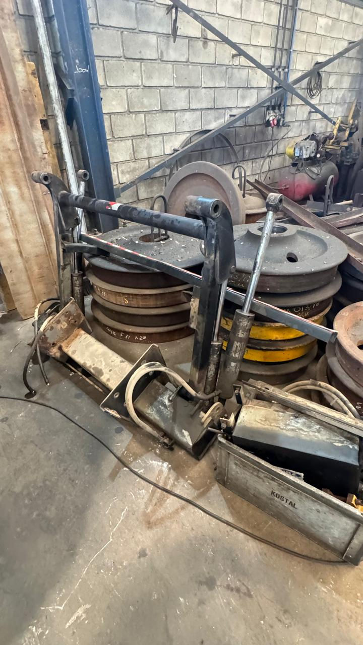 Miniatura: Plataforma elevatória de carga para caminhões