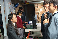 Estudiantes druante una actividad de exposiciones cientificas