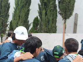 Estudiantes de uno de los mejores colegios de fontibon jugando en la sede campestre del colegio