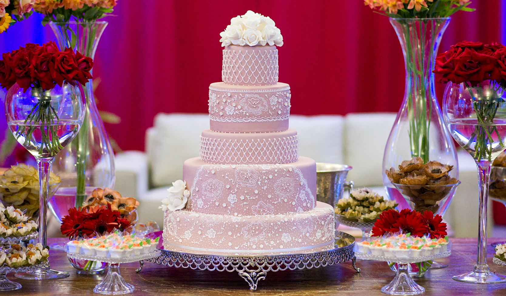 Bolo de casamento, rendado a mão, 5 andares, topo com flores de açúcar - Francine Machado Cake & Design - Bolos e Doces