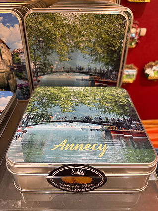 Boîte à gâteaux décorée du Pont des Amours à Annecy, souvenir pratique et décoratif.