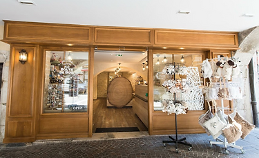 Façade de la boutique Aux Bouts de Bois à Annecy, spécialisée dans les souvenirs et cadeaux