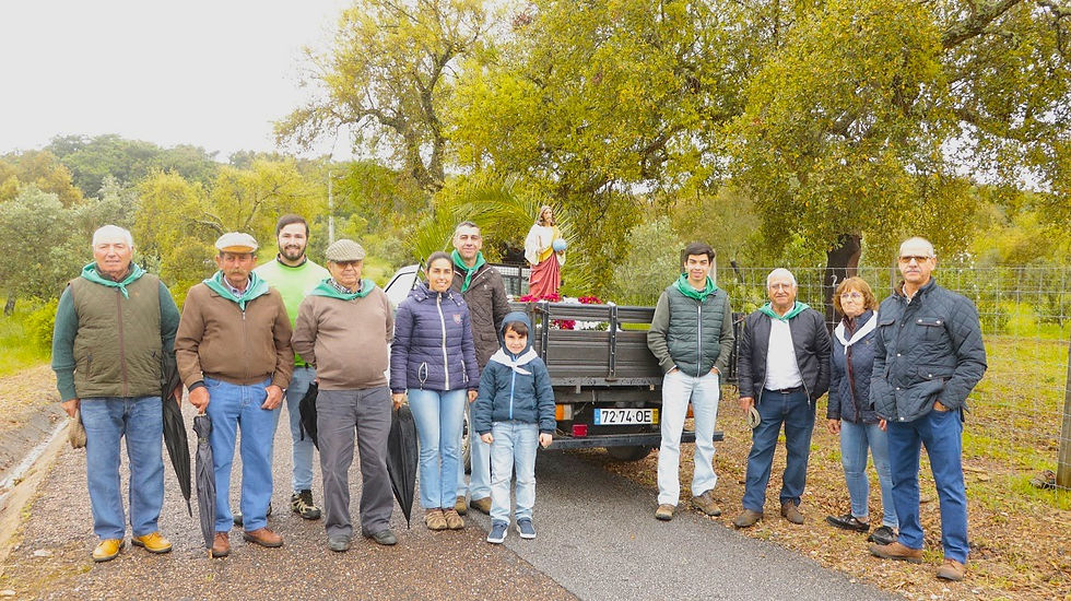 Os Romeiros junto à viatura que transportou a imagem do 'Rei Santo' (Foto-Notícias de Arronches-D.R.)