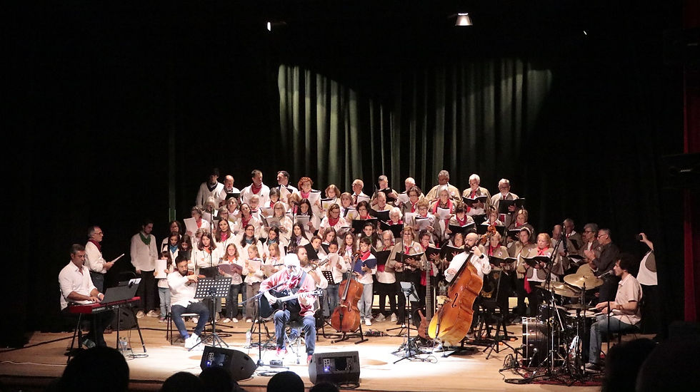 TIM, Ensemble Ibérico e os coros da Escola de Música e Academia Sénior no palco do CCA (Foto-N.A.)
