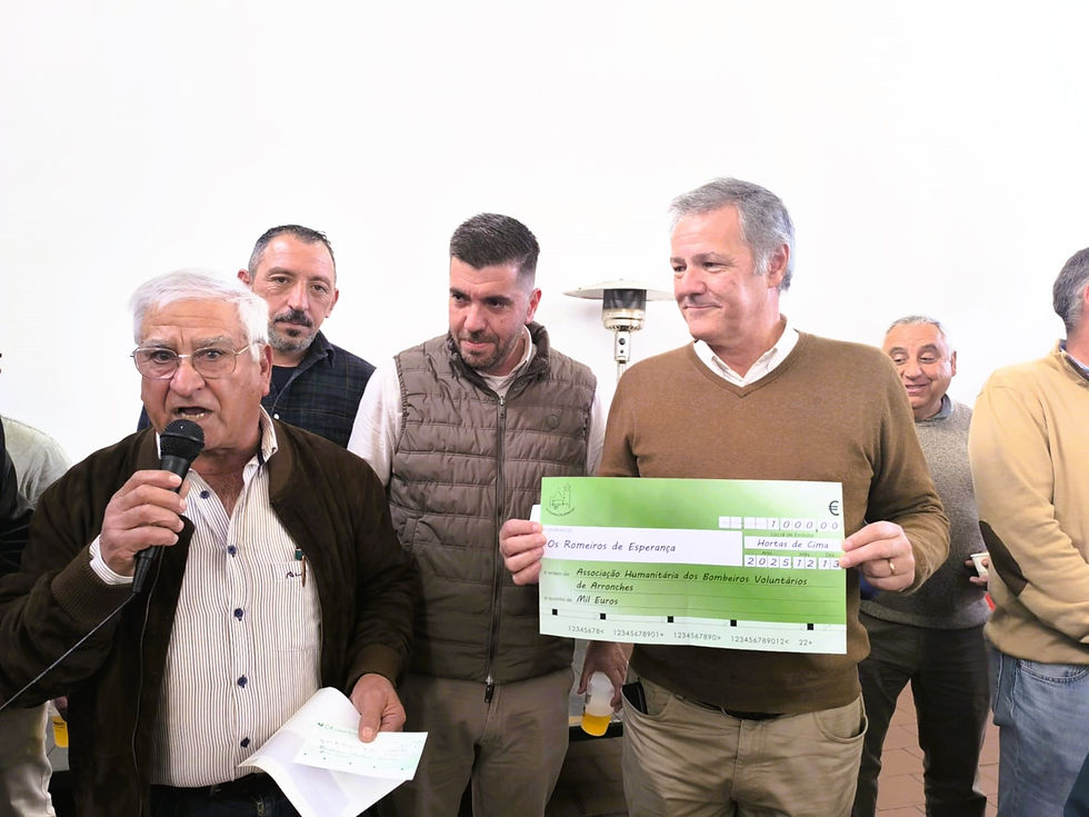 O Presidente de 'Os Romeiros de Esperança' entrega o donativo a João Crespo