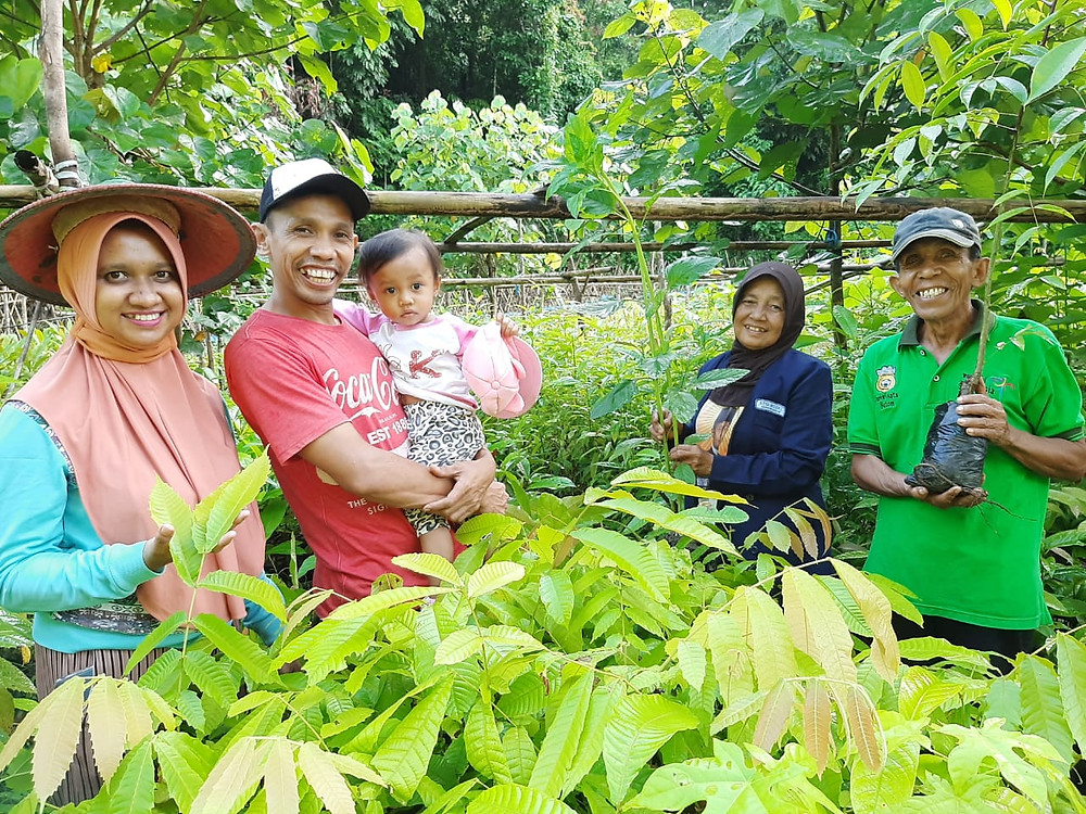 Opwall's partners in La Bundo Bundo and their new tree nursery.
