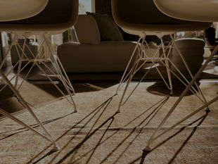 Aufgeräumtes, harmonisches Wohnzimmer mit klaren Linien, neutralen Farben und reduzierter Einrichtung.