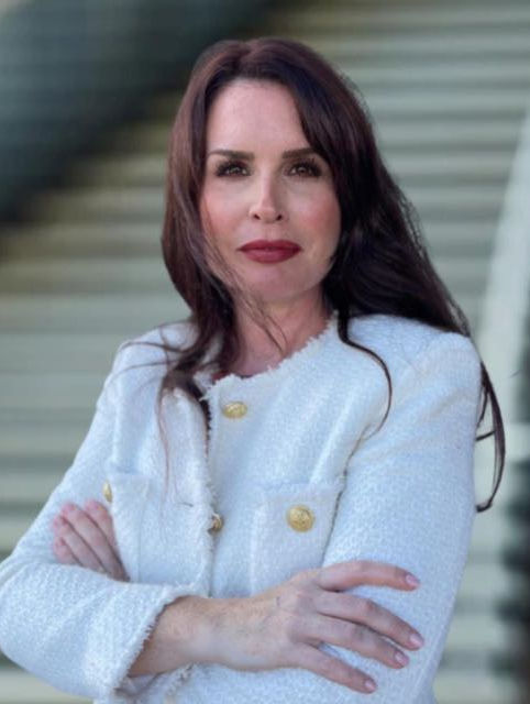 Nadja Fedel ist Interior Designerin und Gründerin von Roomanizer. Sie entwickelt digitale Interior Design Guides, die Menschen helfen, Schritt für Schritt ein harmonisches Wohnzimmer zu gestalten.