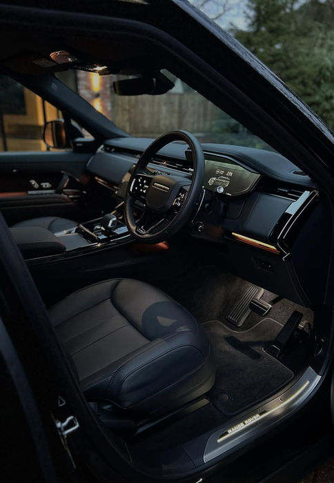 Range Rover’s luxurious black leather interior, meticulously cleaned and conditioned to showroom quality.