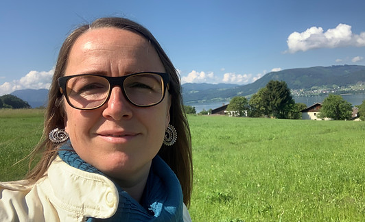 Lucia Schramm-Kaineder genießt den Sommer am Attersee bei der Visionswerkstatt