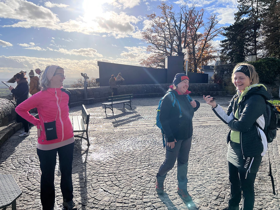 Die Mastermind-Gruppe beim Walk #n Reflect - mit Barbara Bohrn, die Strukturgeberin; Anna Wolfmayr (HR und Hybrid Work Expertin, und Karoline Moldaschl-Pree (Transformationsbegleiterin)