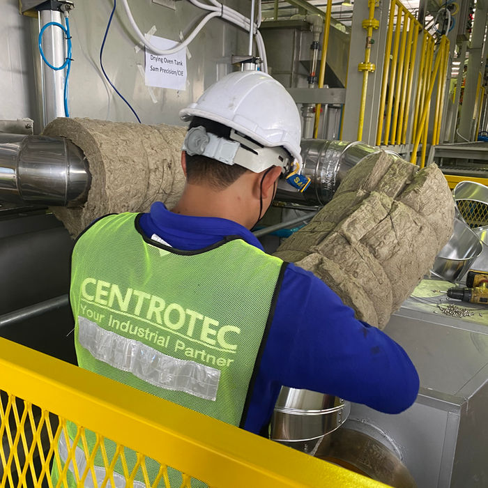 ทีมงาน Centrotec ติดตั้งฉนวนและ Cladding หน้างานจริง