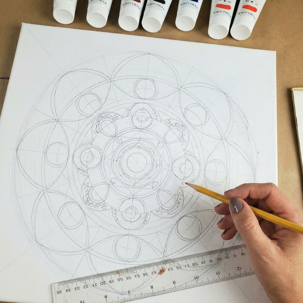 Artistă ce desenează cu creionul o mandală geometrică complexă pe pânză albă, folosind o riglă, cu tuburi de vopsea acrilică în fundal.