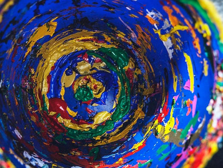 Vopsea acrilică colorată în spirală - demonstrație a amestecării și texturii acrilicelor