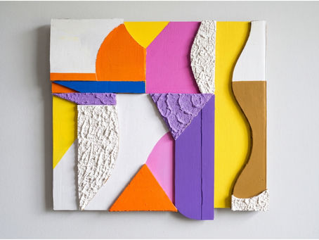 Pictură în basorelief din carton reciclat, forme abstracte în galben, portocaliu, magenta și violet, cu texturi Liquitex