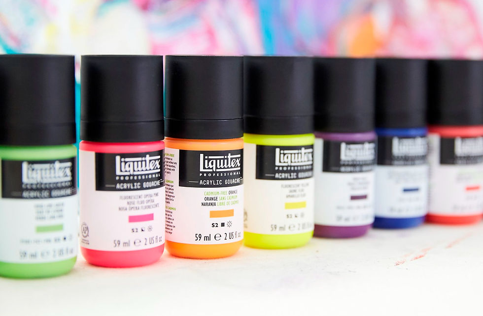 Rând de tuburi Liquitex Professional Acrylic Gouache în culori vibrant (roz, portocaliu, galben, albastru, mov) pe fundal alb cu artă colorată în spate