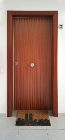Puerta blindada de Alta Seguridad en madera con mirilla.