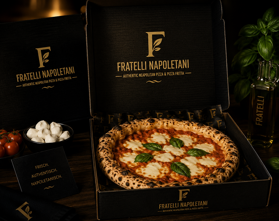 Frisch zubereitete Pizza Fritta mit Tomatensauce, geriebenem Käse und Basilikumblättern, von Hand dekoriert nach neapolitanischer Tradition.