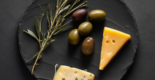 Hochwertige italienische Zutaten von Fratelli Napoletani mit nativem Olivenöl extra, Oliven und mediterranen Aromen
