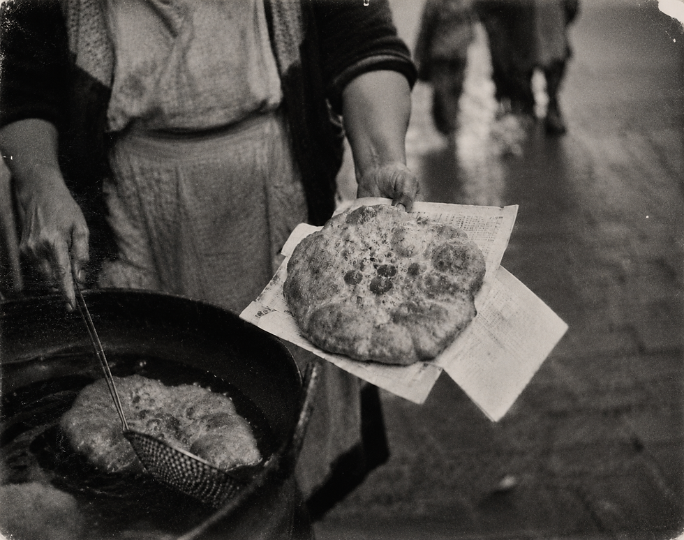 Abb. 1: Zubereitung von Pizza Fritta in einer neapolitanischen Wohngasse während der Nachkriegszeit (ca. 1947–1950). Die Pizza Fritta war für zahlreiche Familien eine wichtige und kostengünstige Nahrungsquelle.