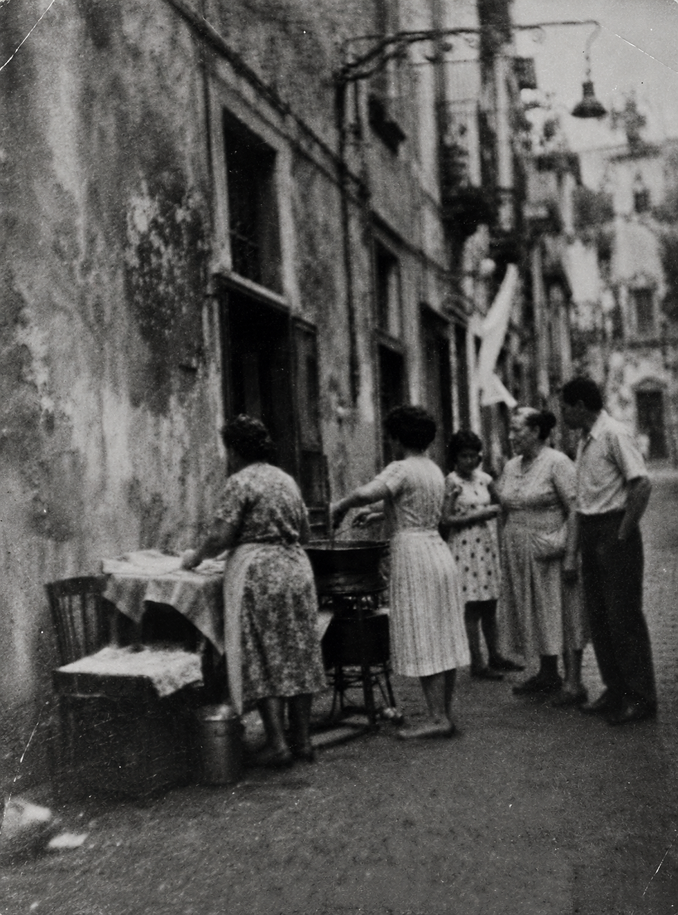 Abb. 2: Gasse in Neapel (ca. 1947–1950). Die Zubereitung von Pizza Fritta in den Gassen der Stadt wurde zu einem prägenden Bestandteil der neapolitanischen Nachkriegskultur und des kollektiven Wiederaufbaus.