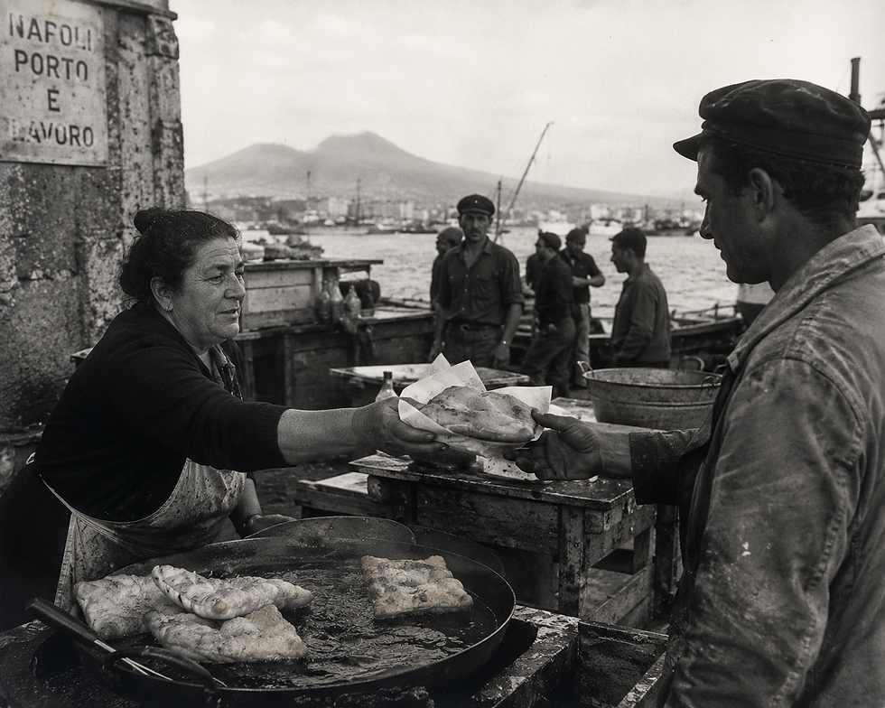 Traditioneller Verkauf von Pizza Fritta im Hafen von Neapel. Eine Verkäuferin reicht einem Hafenarbeiter eine frisch frittierte Pizza, während das geschäftige Hafenumfeld und der Vesuv die historische Atmosphäre der Stadt widerspiegeln.