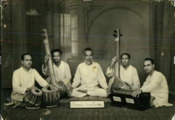 Beherebuwa on stage with his accompanists