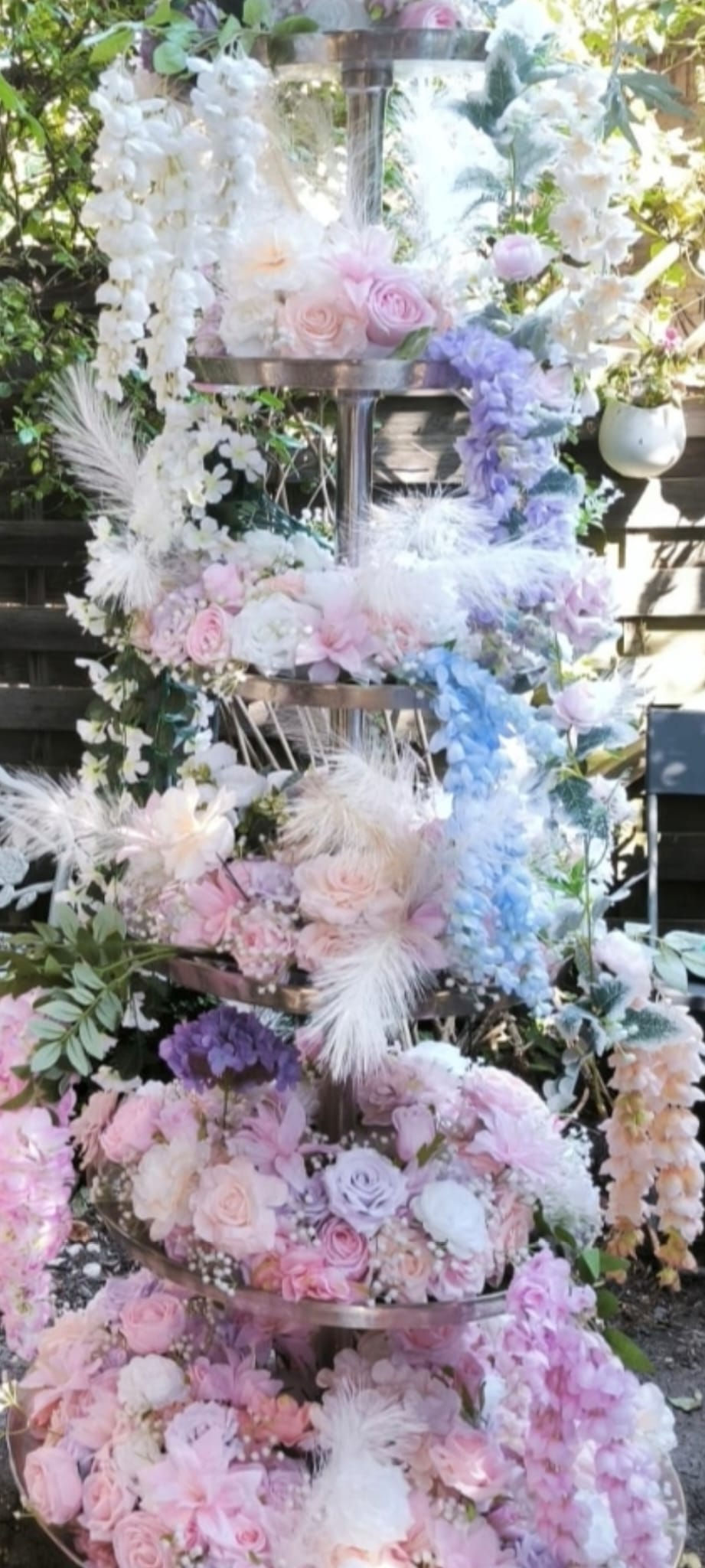 Thumbnail: Geweldige Etagère!! Maar liefst 2m hoog! Vol bloemen of cakejes etc!  Huur v.a.