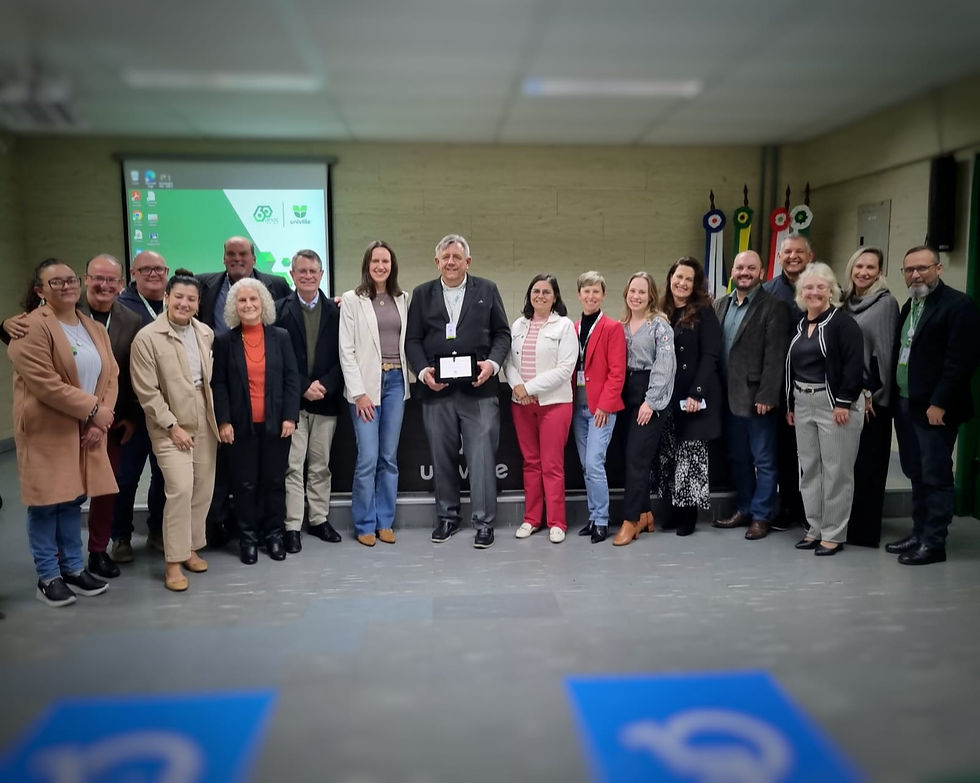 Homenageados com familiares, colegas e a equipe da Reitoria