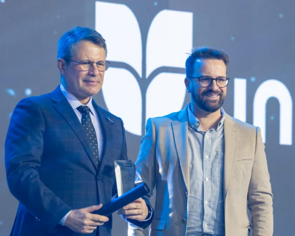 Reitor recebendo o troféu (Foto: Agência J. Simensi/Divulgação)
