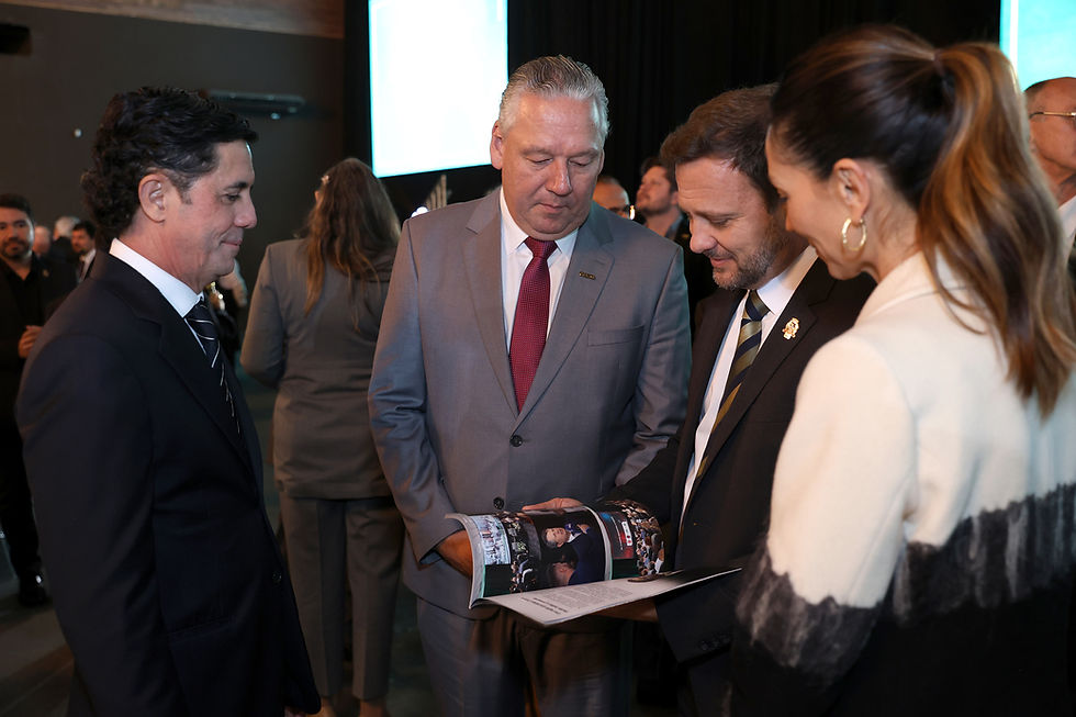 Prefeito Adriano Silva e esposa conferem a revista, com o Presidente da ACIJ, Guilherme Bertani, e o Diretor da ACIJ, Ivandro de Souza
