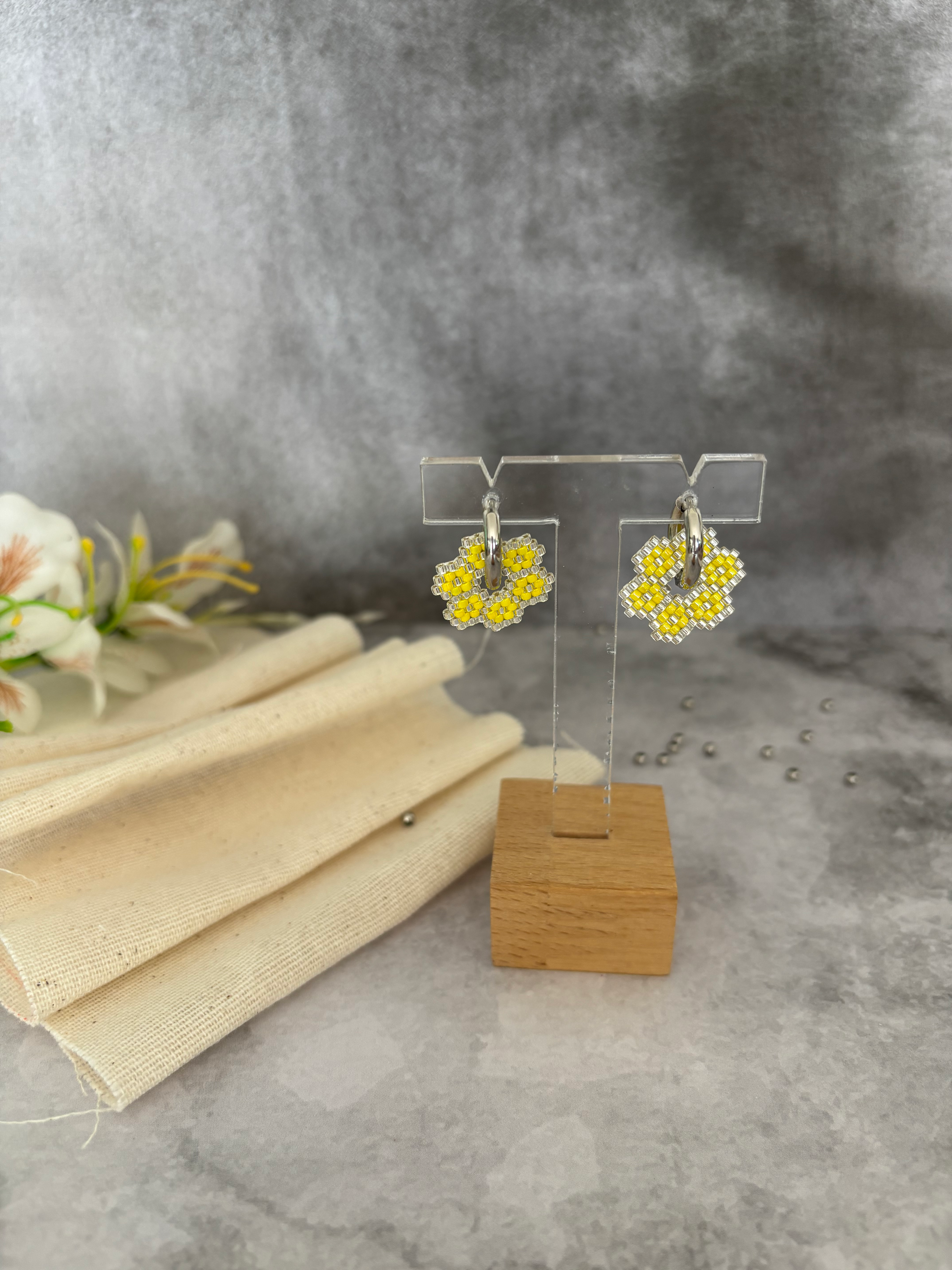 Boucles d'oreilles fleur argenté jaune  