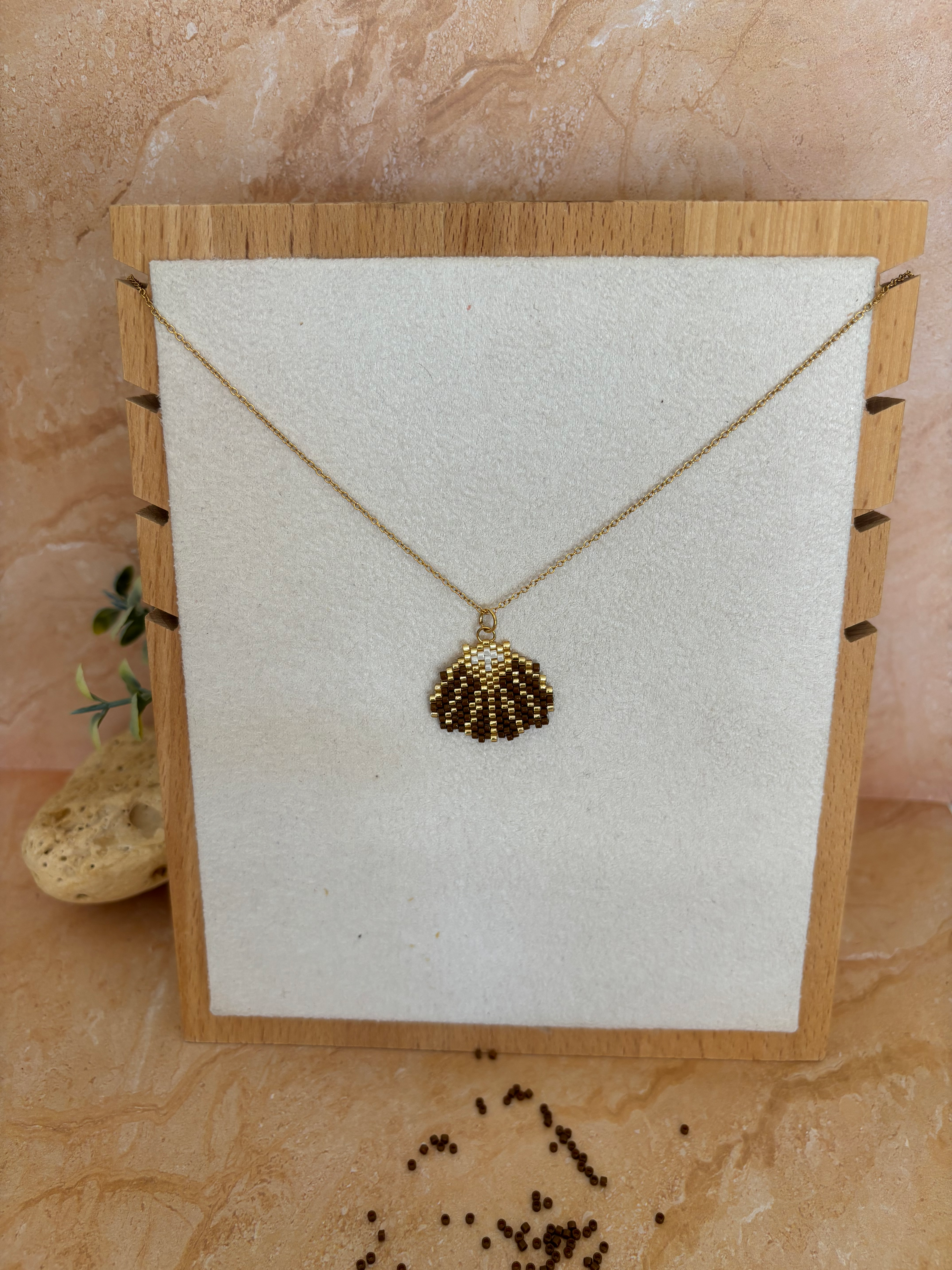 Collier coquillage doré et marron