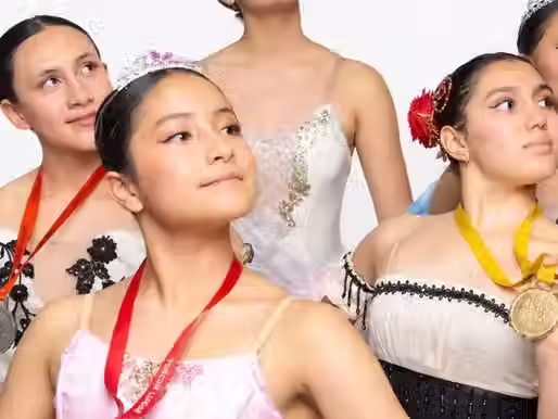 ALUMNAS DE LA UNIVERSIDAD DE LAS ARTES GANAN MEDALLAS EN CONCURSO INTERNACIONAL DE DANZA