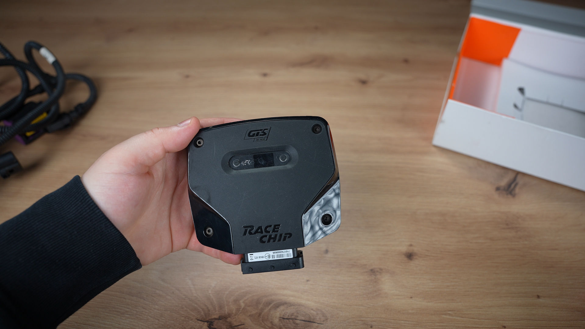 Installation einer externen Tuning-Box, die als Chiptuning-Alternative per Kabelbaum an den Motor angeschlossen wird.
