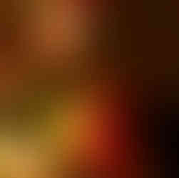 Décoration de Noël extérieure humoristique : le Grinch volant la luge et le Père Noël caché près de la boîte aux lettres pour enfants.