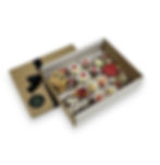 Box Afrodita Personalizable abierta con bombones, cookies con choco chips y tabletas de chocolate personalizadas.