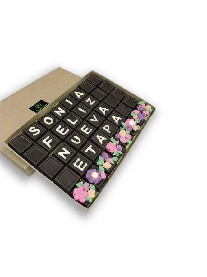 Caja de Choco Mensaje con 5 filas, personalizable con texto y tipos de chocolate a elección.