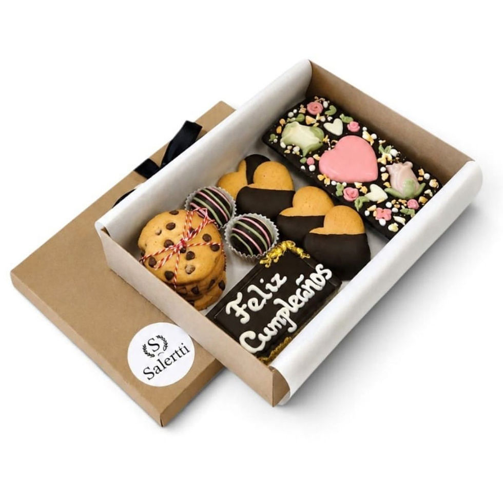 Caja personalizada de chocolates con galletas y trufas en forma de corazón.