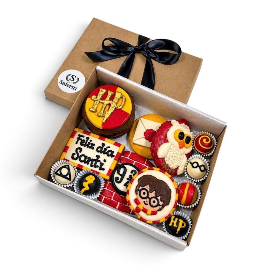 Caja de regalo temática de Harry Potter con golosinas y accesorios mágicos.