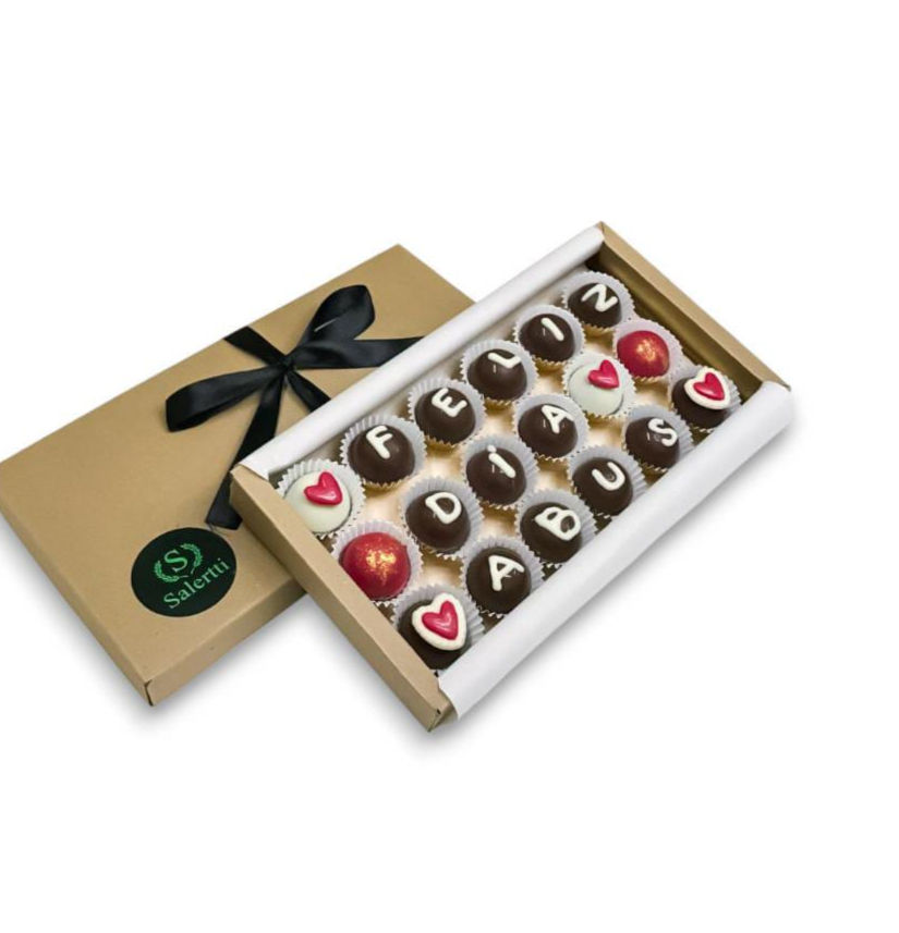 Caja de 18 bombones artesanales pintados a mano, con variedad de rellenos gourmet a elección.