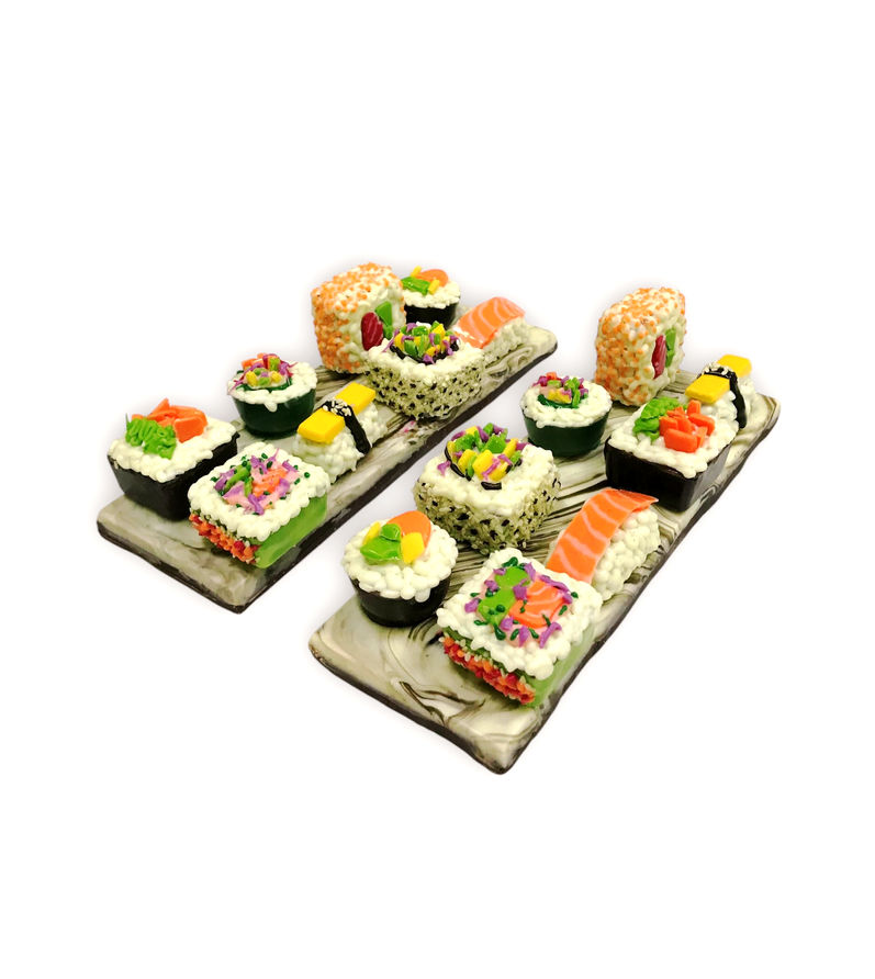 Caja de Choco Sushi con 16 piezas en una presentación elegante sobre tableta de mármol