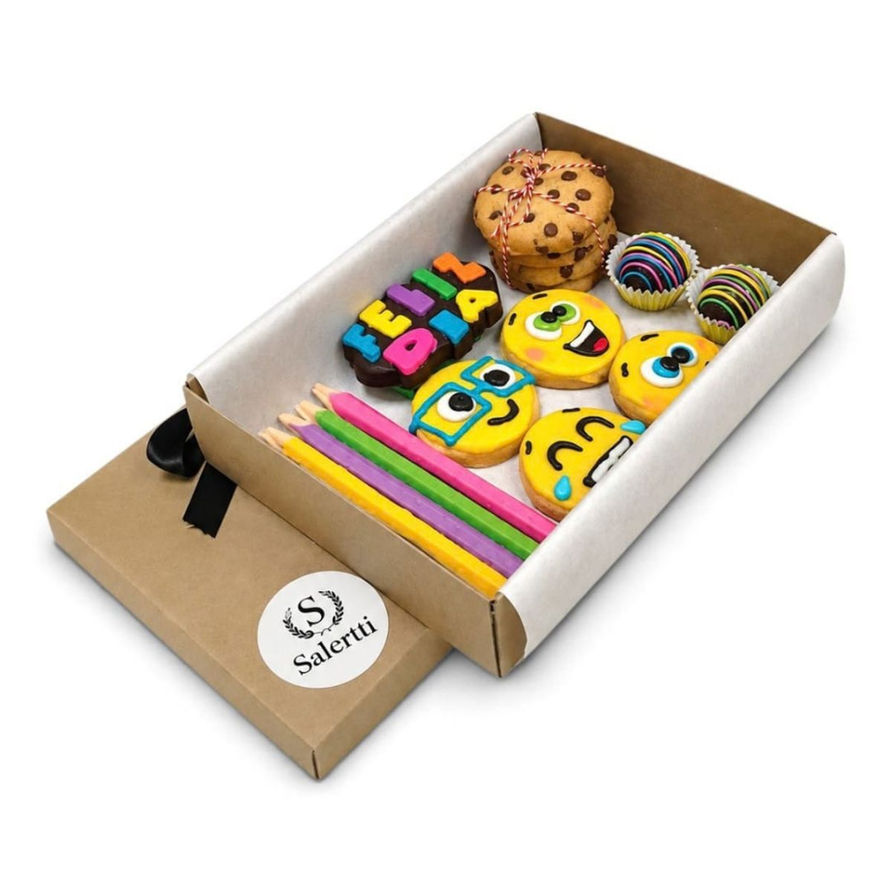Caja infantil con lápices de colores y chocolates artesanales, ideal para regalar.