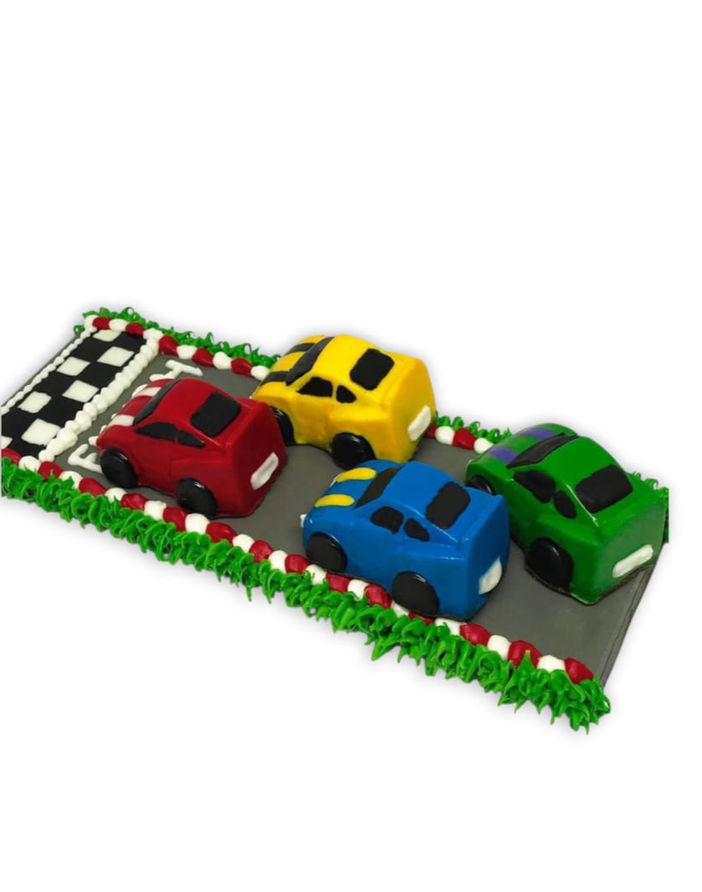 Detalle de pista de autos de chocolate artesanal con chocolates rellenos – Box temático para regalo en Montevideo